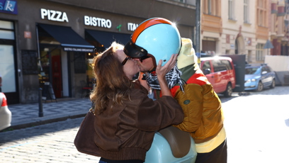 FOTO: Než se Tatiana vydala dovnitř, stihli si ještě vyměnit zamilovanou pusu na rozloučenou.
