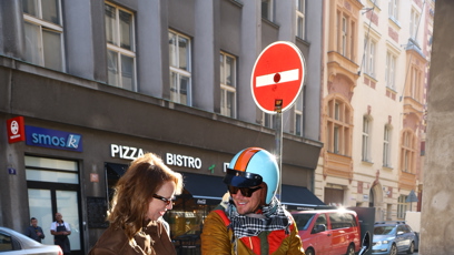 FOTO: Jako správný elegán frčel Vojta Dyk na ikonické Vespě.