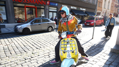 FOTO: Zpěvák v sedle stylové Vespy v limitovaném barevném provedení rozhodně nešlápl vedle.