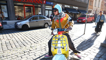 FOTO: Na parádním skútru značky Vespa v limitované barvě to Vojtovi mimořádně slušelo.
