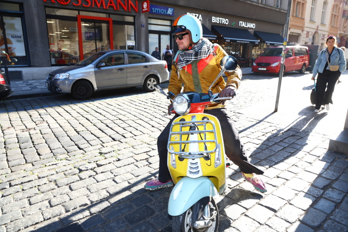 FOTO: Na parádním skútru značky Vespa v limitované barvě to Vojtovi mimořádně slušelo. – stránka 33