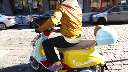 FOTO: Zpěvák se pyšní exkluzivním kouskem – Vojta Dyk vlastní limitované barevné provedení skútru značky Vespa.