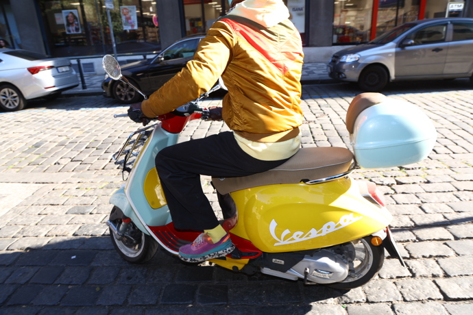 FOTO: Zpěvák se pyšní exkluzivním kouskem – Vojta Dyk vlastní limitované barevné provedení skútru značky Vespa. – stránka 31