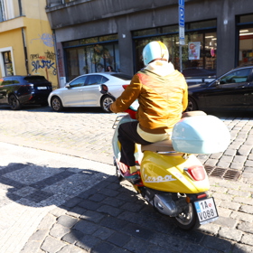 Zpěvák přitahoval pohledy na ikonické Vespe v unikátní limitované barvě.