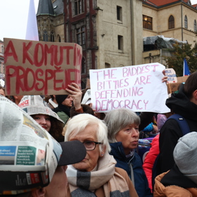 Lidé během demonstrace na podporu ČT a ČRO.