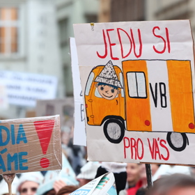 Transparenty veřejnosti byly nepřehlédnutelné.