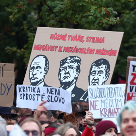 Transparenty demonstrantů.