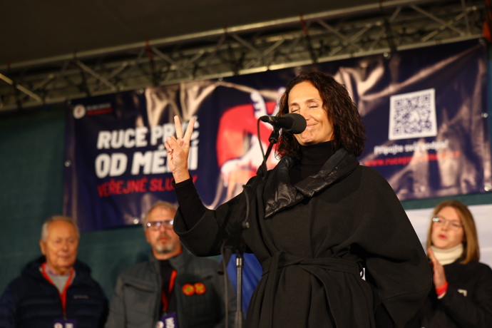 FOTO: Moderátorka Ester Janečková na pódiu.
