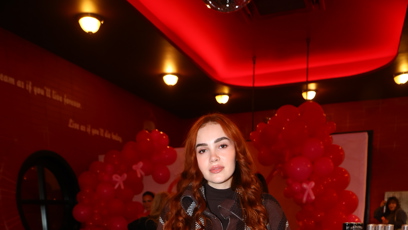 FOTO: Influencerka Kristýna Kotiánová alias Kristal Shine dorazila v bundě s výrazným vzorem.