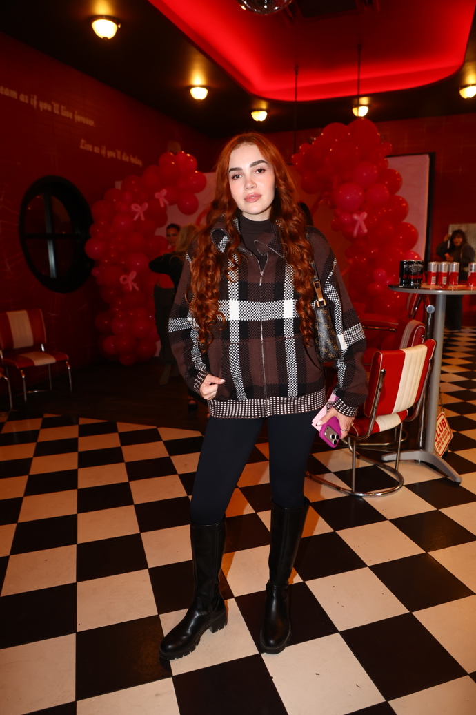 FOTO: Influencerka Kristýna Kotiánová alias Kristal Shine dorazila v bundě s výrazným vzorem.