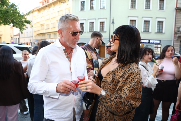 FOTO: Daniela Zálešáková a Josef Smolik si vychutnali welcome drink. – stránka 3