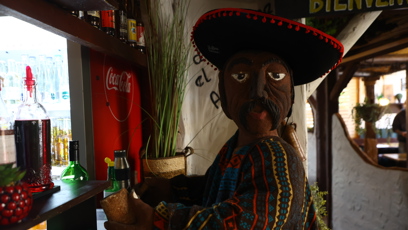 FOTO: U baru v restauraci je Pedro.