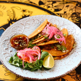 Hovězí tacos s hovězím vývarem.