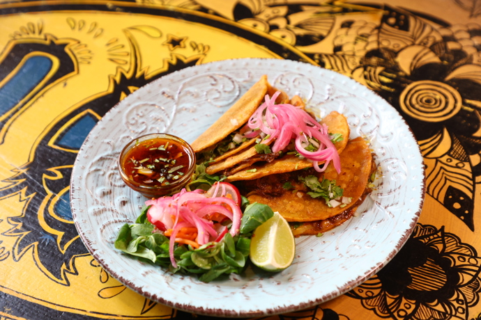 FOTO: Hovězí tacos s hovězím vývarem. – stránka 73