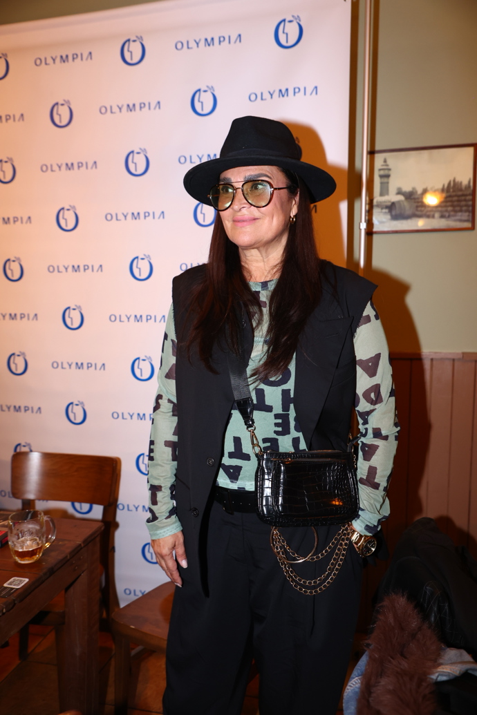 FOTO: Mahulena Bočanová dorazila na křest ve stylovém outfitu, kterému dominoval elegantní černý klobouk. – stránka 7