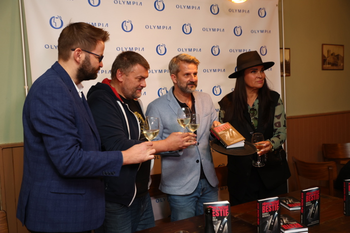 FOTO: Na slavnostní křest dorazila celá řada známých tváří, mezi nimiž nechyběli Mahulena Bočanová ani Leoš Kyša. – stránka 1