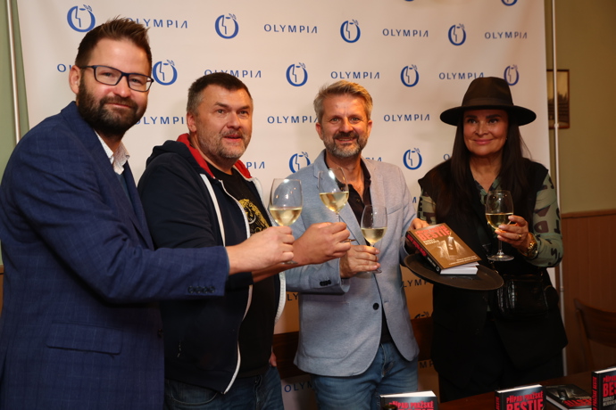 FOTO: Mezi známými tvářemi, které přišly novou knihu podpořit, se objevili i Mahulena Bočanová s Leošem Kyšou.