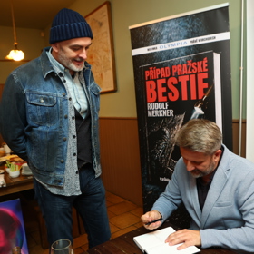 Pro osobní podpis od spisovatele Rudolfa Merknera si do nové knihy přišel i René Decastelo.