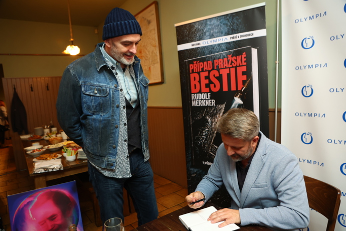FOTO: Pro osobní podpis od spisovatele Rudolfa Merknera si do nové knihy přišel i René Decastelo. – stránka 5