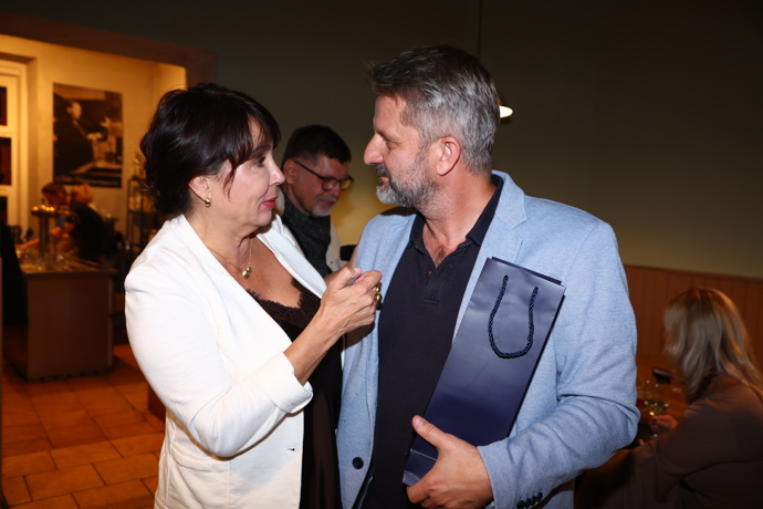 FOTO: Malé překvapení pro autora – Nela Boudová předala Rudolfu Merknerovi elegantní dárkovou taštičku. – stránka 2
