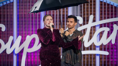FOTO: Natáčení nejnovějšího dílu Superstar se neobešlo bez dramatických komplikací. Během vystoupení Natálie Schielové se nad Znojmem rozzuřila silná bouřka, která narušila průběh natáčení.