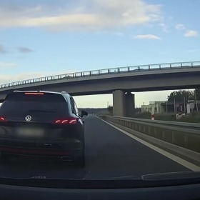 Agresivní řidič napadl mladou ženu na dálnici D6. Celý incident natáčela její osmiletá dcera.