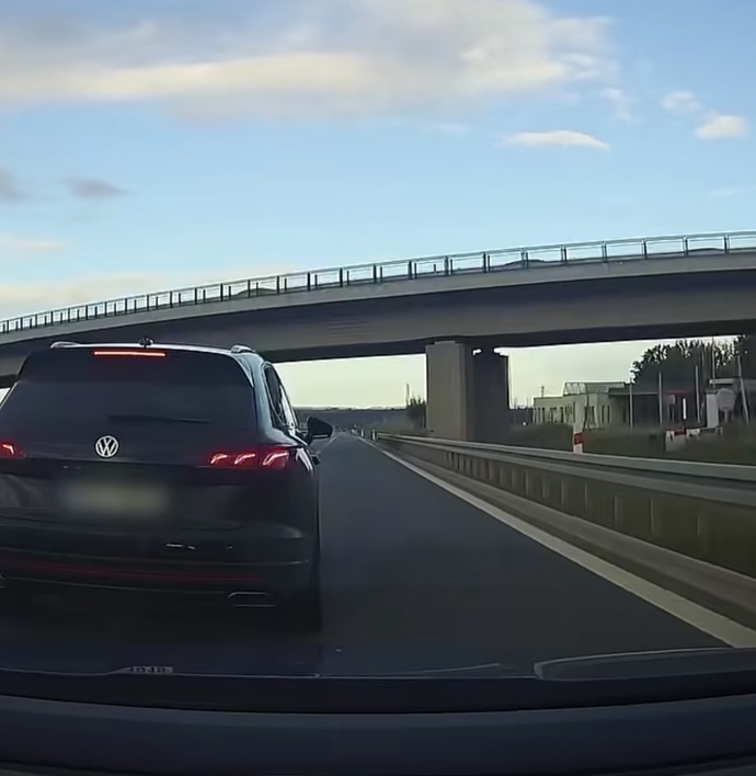 FOTO: Agresivní řidič napadl mladou ženu na dálnici D6. Celý incident natáčela její osmiletá dcera. – stránka 1