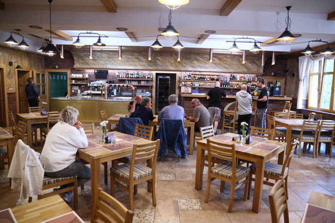 FOTO: Interiér restaurace Daliborka. – stránka 15