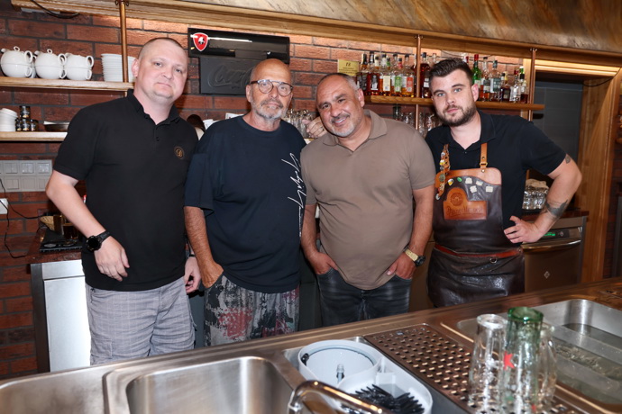FOTO: Pohlreich s majitelem restaurace a personálem. – stránka 14