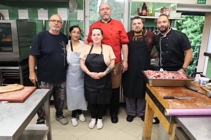 FOTO: Kuchaři v restauraci Daliborka jsou z počátku samá legrace. – stránka 11