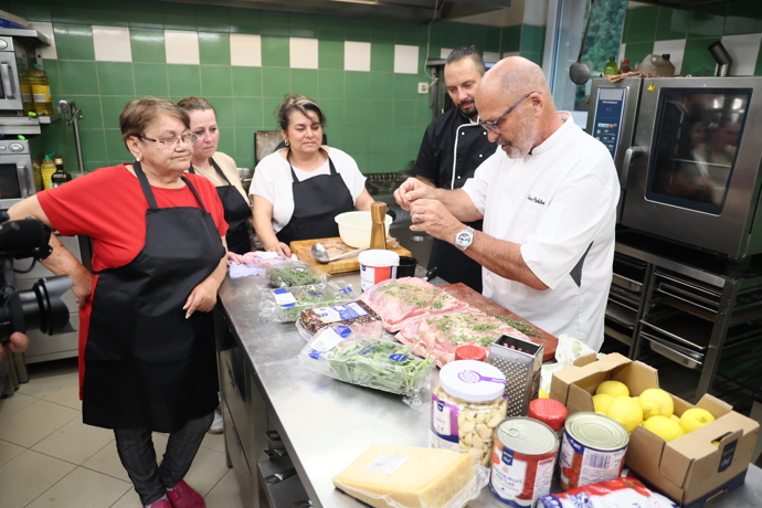 FOTO: Kuchaři si rádi nechají od Zdeňka poradit. – stránka 3