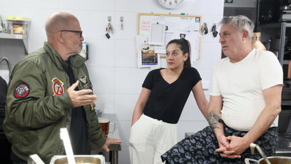 FOTO: Pohlreich se šéfkuchařem a jeho přítelkyní, která mu v kuchyni pomáhá.