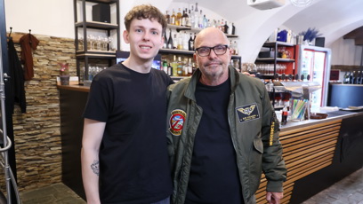 FOTO: Pohlreich se číšníkem, který je zároveň synem šéfkuchaře a paní majitelky.