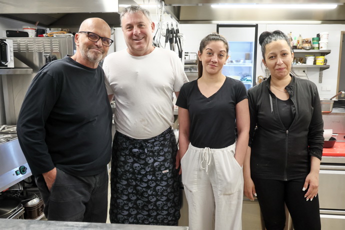 FOTO: Pracovníci restaurace Bašta. – stránka 123