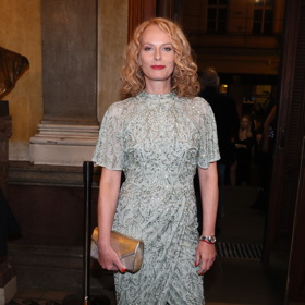 Kristina Kloubková vyrazila v chladné stříbrné róbě s krátkým rukávem a rozparkem. 