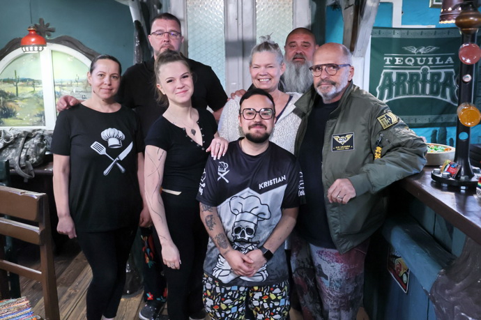 FOTO: Zdeněk Pohlreich s celým týmem restaurace Pancho´s v Plzni. – stránka 98