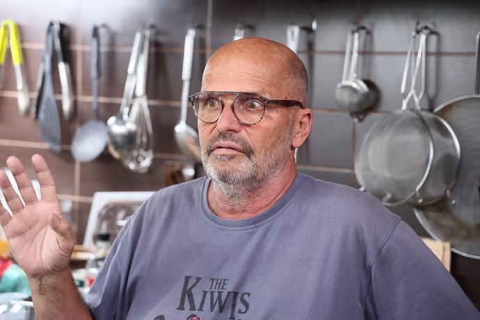 FOTO: Zdeněk Pohlreich komentoval vybavení kuchyně. – stránka 36