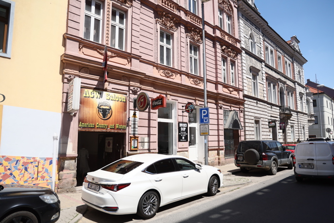 FOTO: Další zastávkou v pořadu je country hospoda ACW Saloon v Plzni. – stránka 34