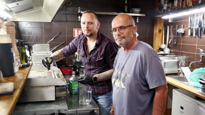 FOTO: Zdeněk Pohlreich v kuchyni s majitelem Salonu.