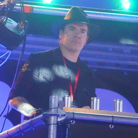 DJ Roxtara dovedly závislosti až k pracovním excesům za mixážním pultem... zkušenost z prestižního klubu byla poslední kapkou.
