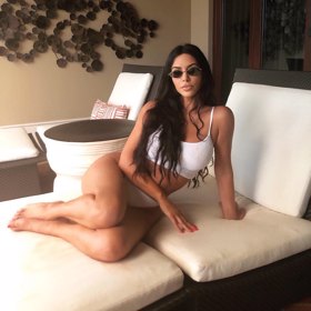 Kim na svém těle dře v posilovně.