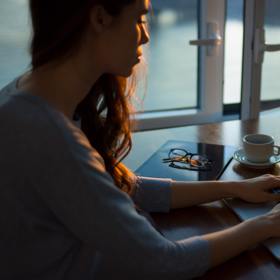 Místo v kanceláři nyní lidé pracují především z domova.