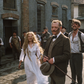 Magda Vášáryová, Rudolf Hrušínský, Jaromír Hanzlík a Jiří Schmitzer spolu vedou v Postřižinách různé drobné zápasy. 