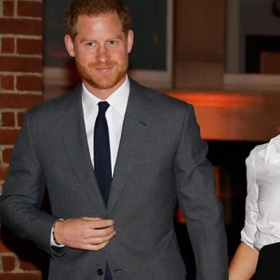 Princ Harry v minulosti bratra na premiéru bondovky doprovázel, tentokrát zůstal doma.